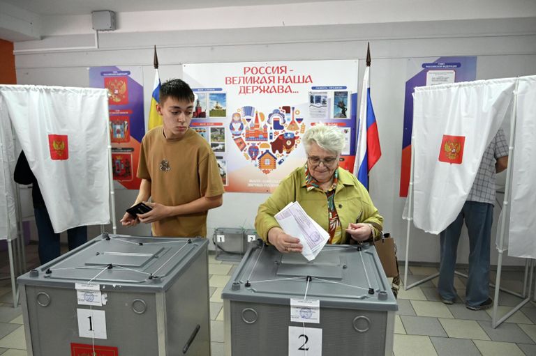 Местные жители голосуют на выборах губернатора Ростовской области и депутатов местных дум на избирательном участке в Ростове-на-Дону Местные жители голосуют на выборах губернатора Ростовской области и депутатов местных дум на избирательном участке в Ростове-на-Дону