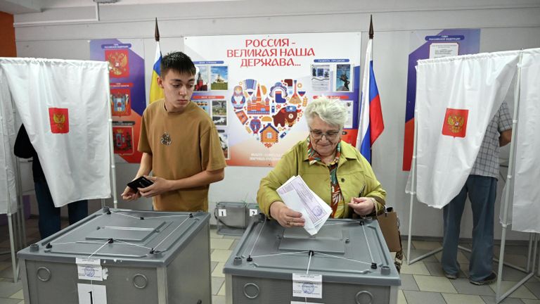 Местные жители голосуют на выборах губернатора Ростовской области и депутатов местных дум на избирательном участке в Ростове-на-Дону Местные жители голосуют на выборах губернатора Ростовской области и депутатов местных дум на избирательном участке в Ростове-на-Дону