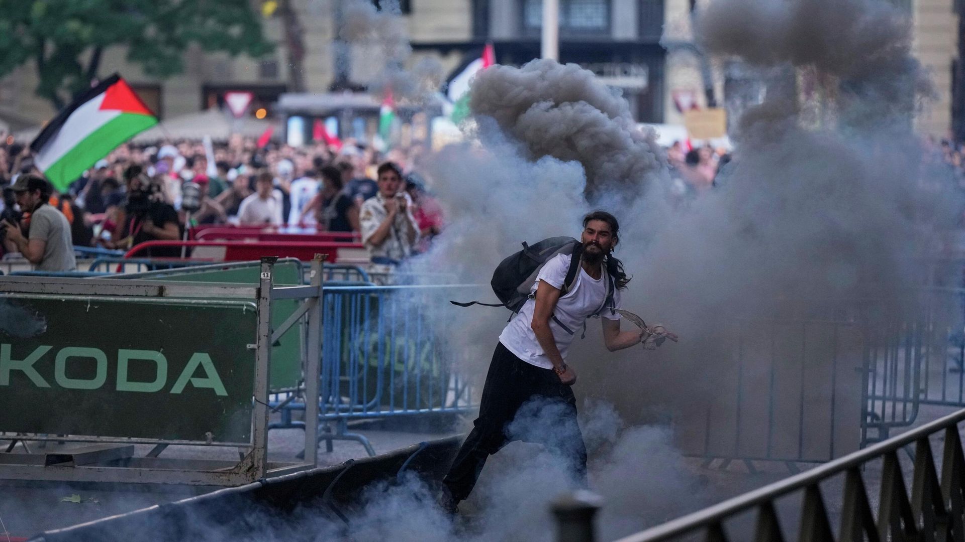 Столкновения протестующих с полицией во время заключительного этапа велогонки Вуэльта Испании в Мадриде, Испания Столкновения протестующих с полицией во время заключительного этапа велогонки Вуэльта Испании в Мадриде, Испания - РИА Новости, 1920, 14.09.2025