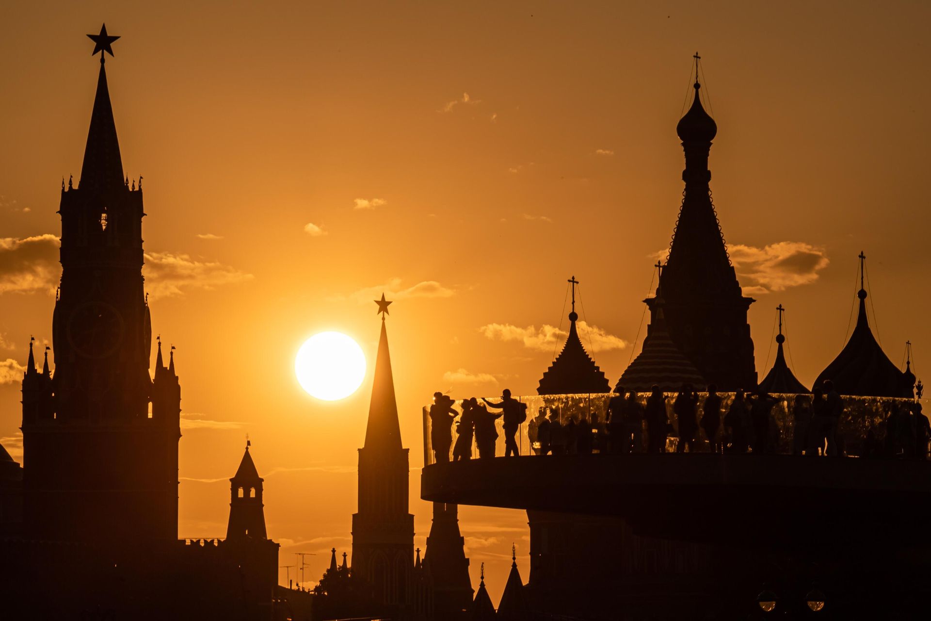Люди на Парящем мосту парка Зарядье Люди на Парящем мосту парка Зарядье - РИА Новости, 1920, 06.10.2025