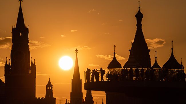 Люди на Парящем мосту парка Зарядье