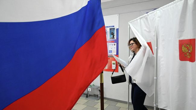 Женщина голосует на выборах губернатора Ростовской области и депутатов местных дум на избирательном участке №1698 в Ростове-на-Дону