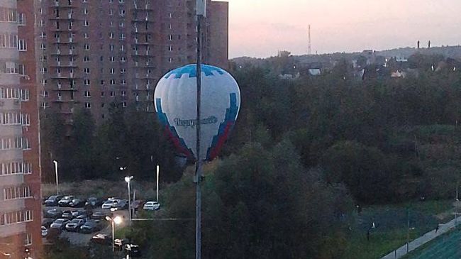 Воздушный шар возле жилых домов в подмосковном Дмитрове