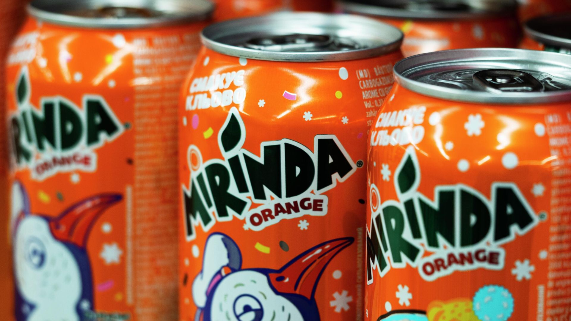 Банки Mirinda на полке в супермаркете Банки Mirinda на полке в супермаркете - РИА Новости, 1920, 15.09.2025