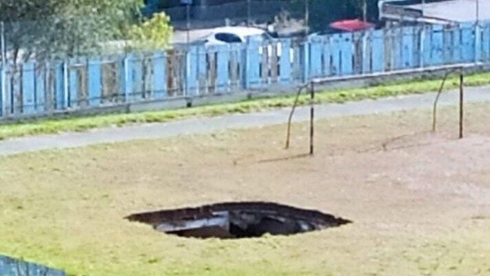 Грунт на школьном стадионе обвалился в Орске Грунт на школьном стадионе обвалился в Орске - РИА Новости, 1920, 15.09.2025
