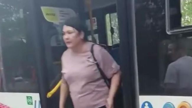 Кадр из вирусного видео Мама, вызывай такси