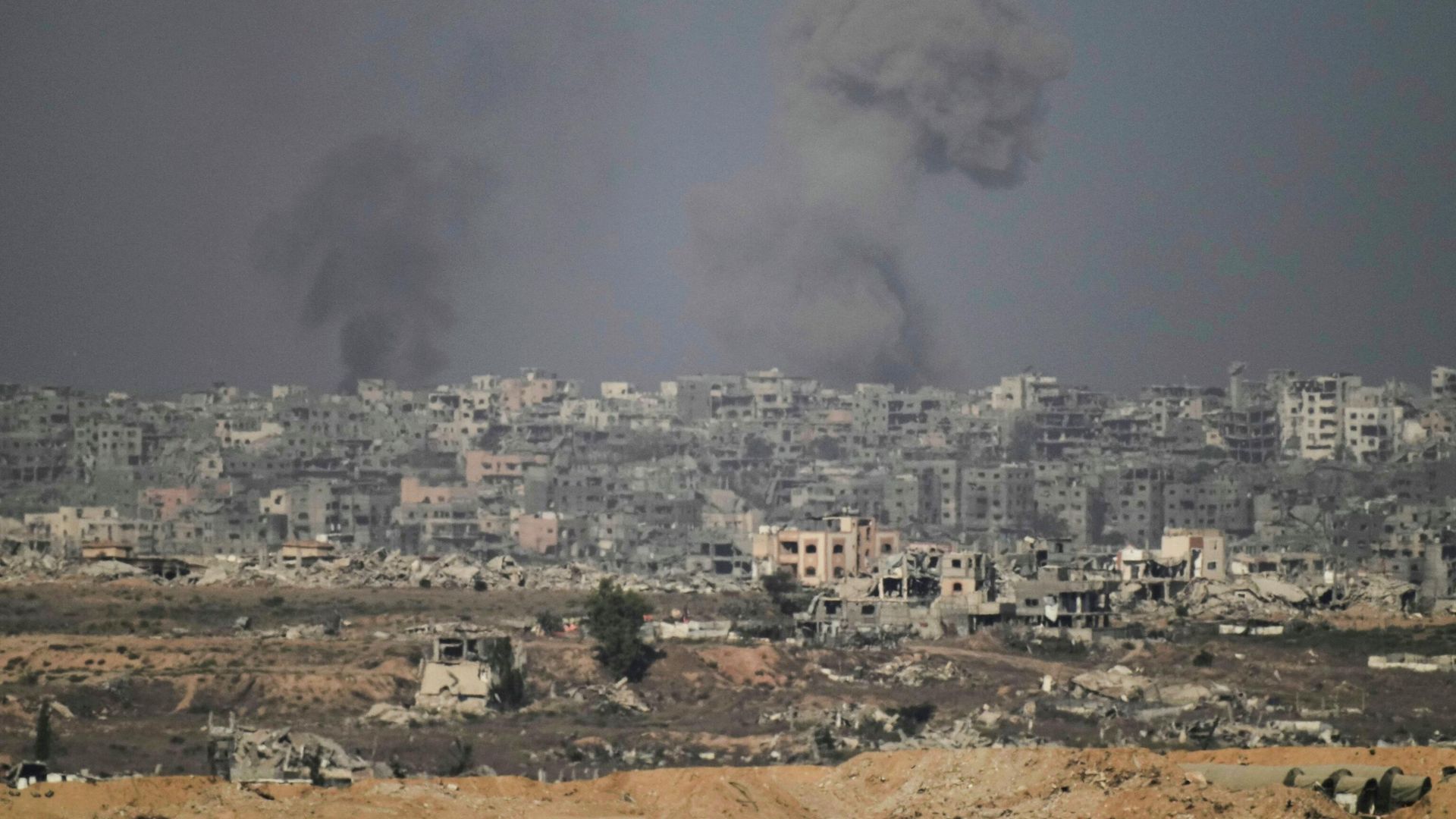 Дым на месте израильского удара в секторе Газа Дым на месте израильского удара в секторе Газа - РИА Новости, 1920, 19.09.2025