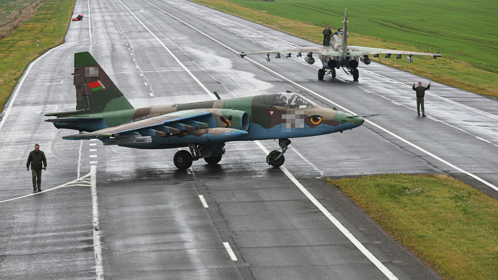 Штурмовики Су-25 военно-воздушных сил Белоруссии отрабатывают взлет и посадку на аэродромный участок дороги М1 под Минском в рамках учений Запад-2025 - РИА Новости, 1920, 16.09.2025