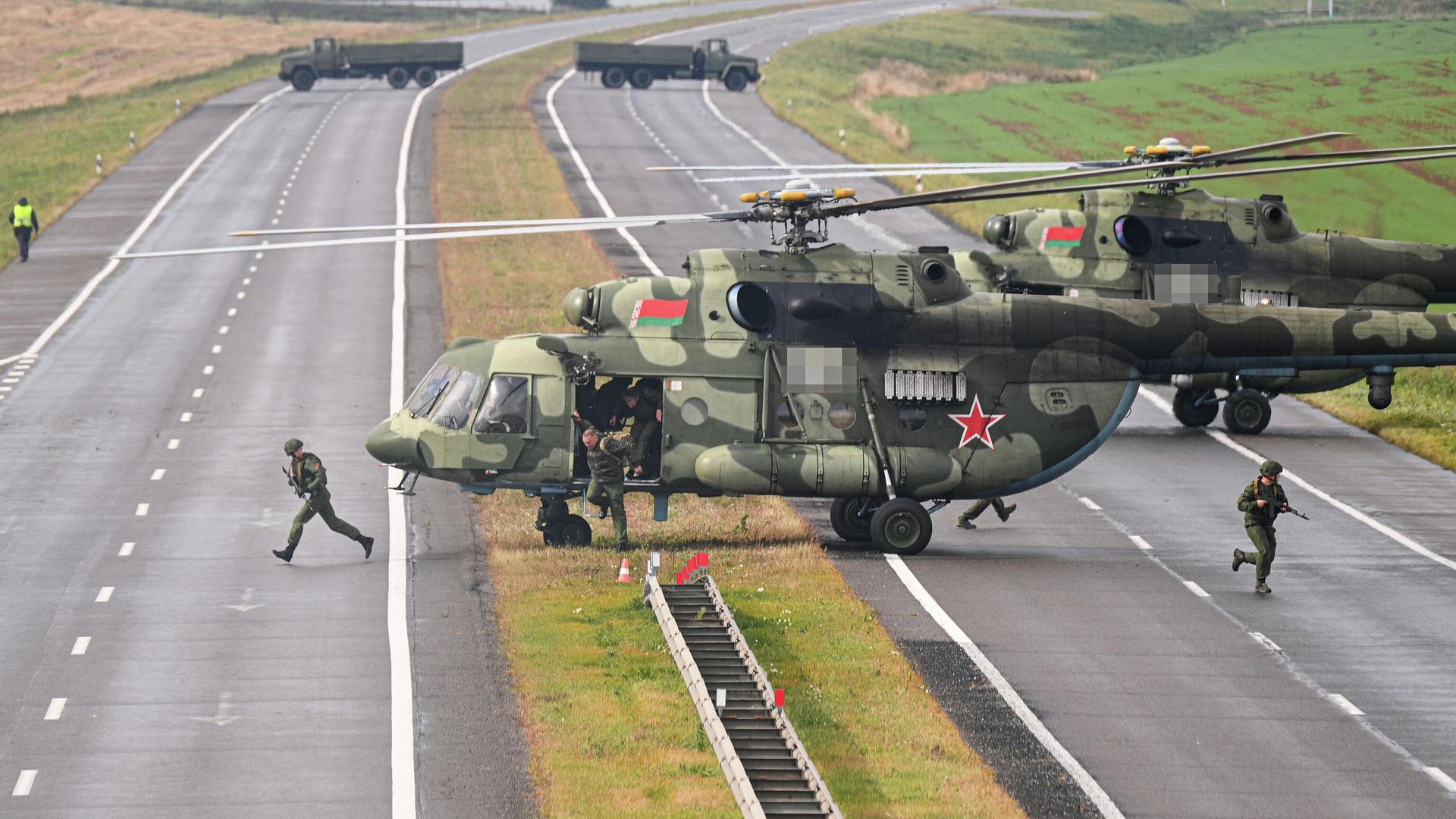 Вертолеты Ми-8 военно-воздушных сил Белоруссии отрабатывают посадку на аэродромный участок дороги М1 под Минском в рамках учений Запад-2025 - РИА Новости, 1920, 16.09.2025