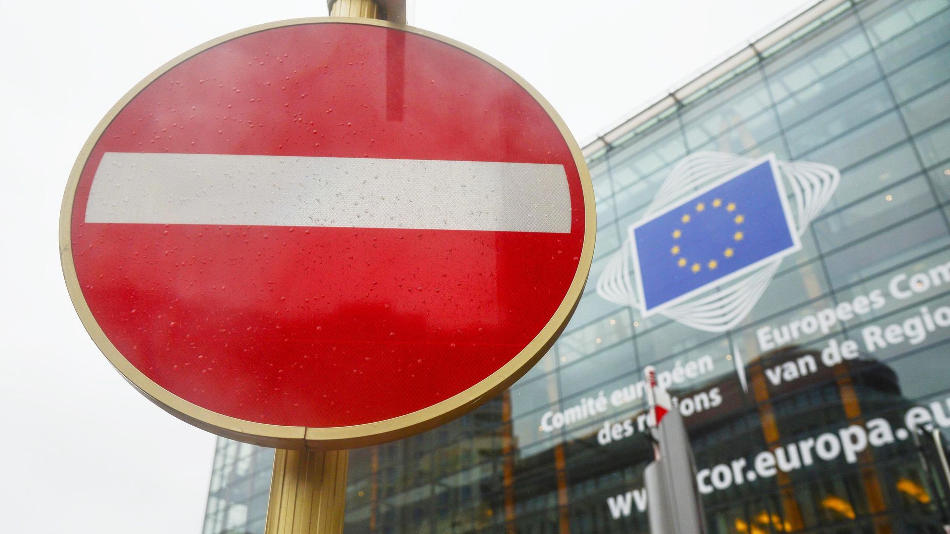Логотип Евросоюза на здании штаб-квартиры Европейского парламента в Брюсселе Логотип Евросоюза на здании штаб-квартиры Европейского парламента в Брюсселе - РИА Новости, 1920, 14.03.2022