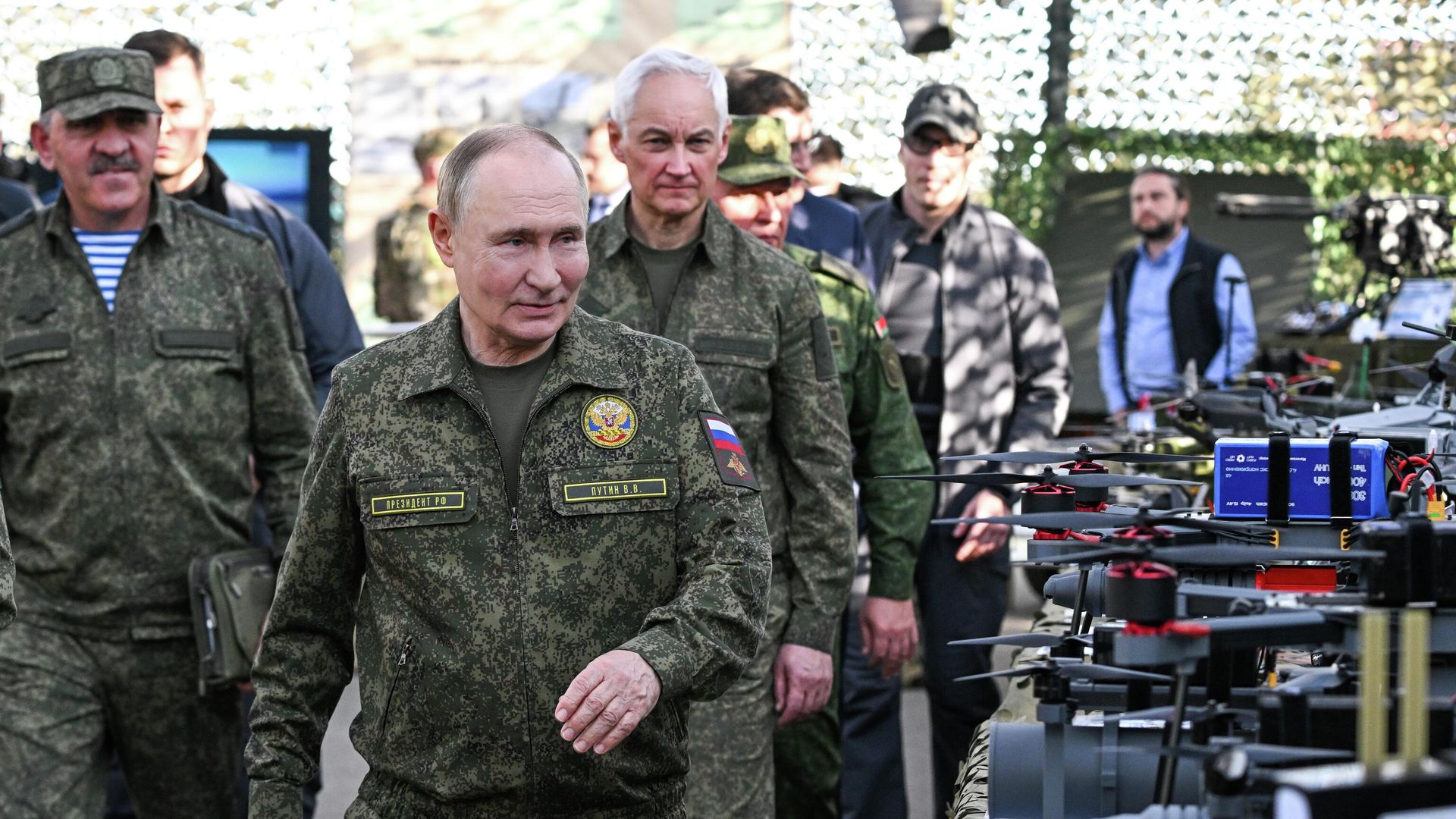 Президент России Владимир Путин во время посещения полигона Мулино Президент России Владимир Путин во время посещения полигона Мулино - РИА Новости, 1920, 16.09.2025