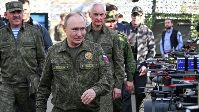 Президент России Владимир Путин во время посещения полигона Мулино