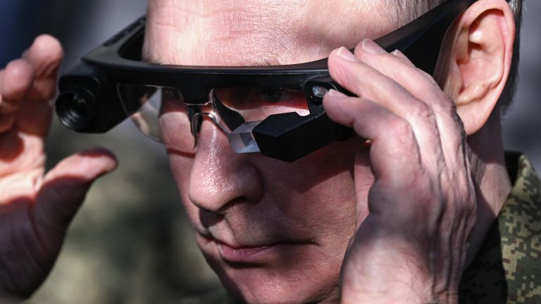 Президент РФ Владимир Путин во время посещения полигона Мулино Президент РФ Владимир Путин во время посещения полигона Мулино