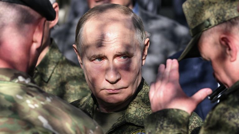 Президент РФ Владимир Путин во время посещения полигона Мулино Президент РФ Владимир Путин во время посещения полигона Мулино