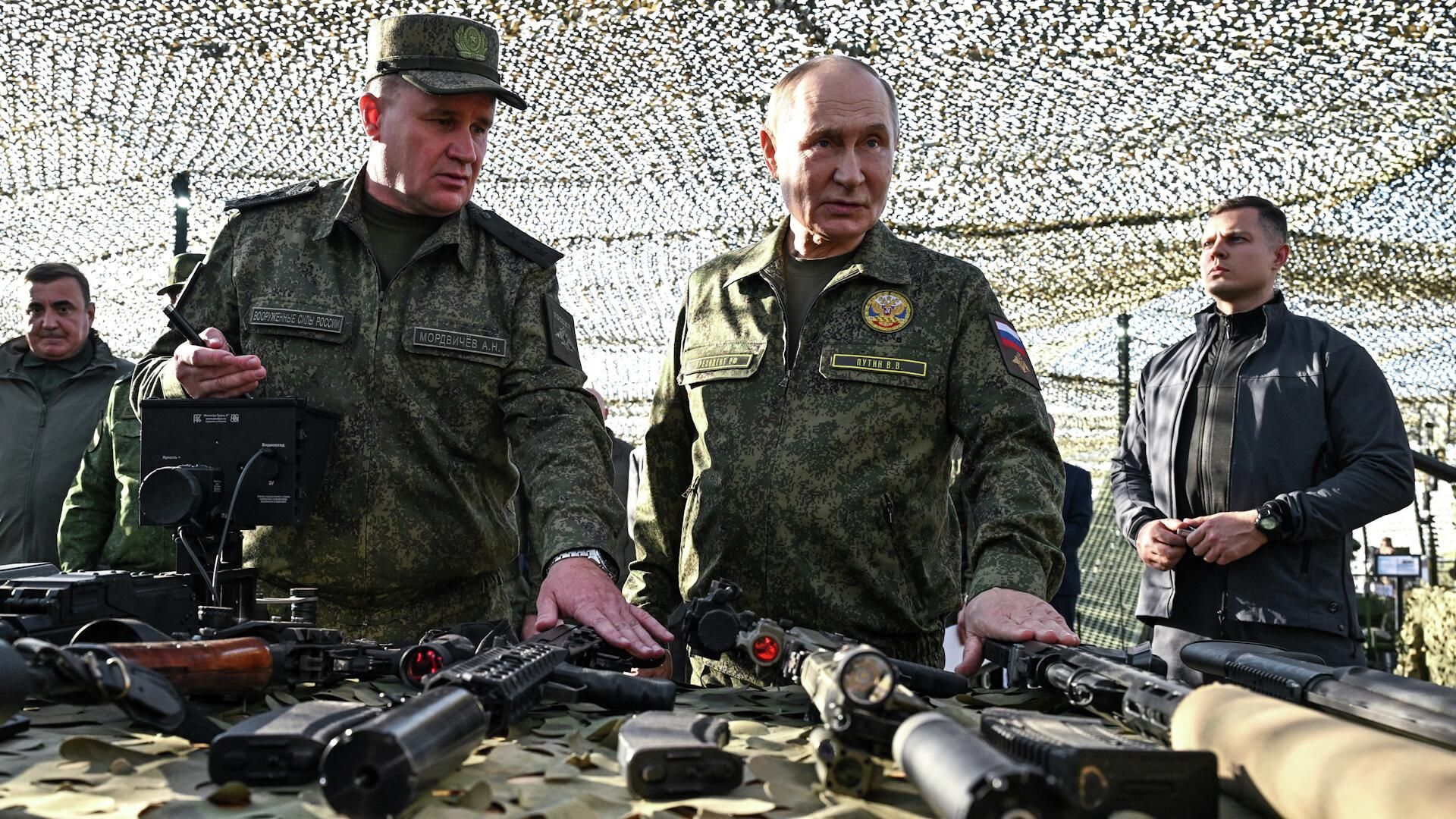 Путин осматривает технику, участвующую в учениях Запад-2025 - РИА Новости, 1920, 16.09.2025