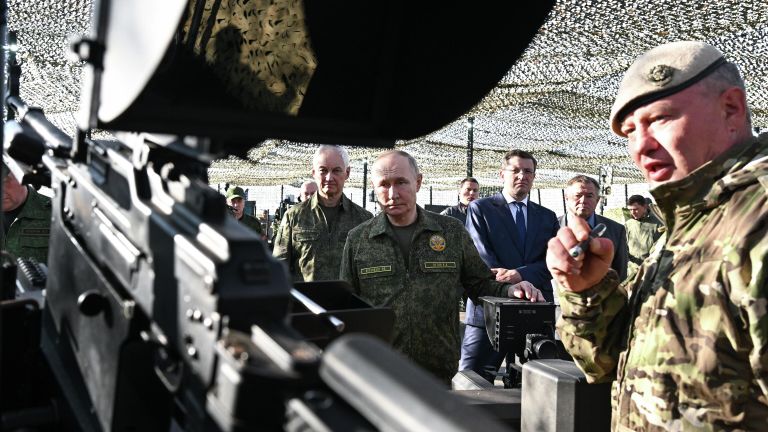Президент РФ Владимир Путин во время посещения полигона Мулино Президент РФ Владимир Путин во время посещения полигона Мулино