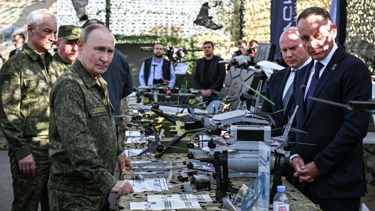 Президент РФ Владимир Путин осматривает вооружение, военную и специальную технику в ходе рабочей поездки в Нижегородскую область Президент РФ Владимир Путин осматривает вооружение, военную и специальную технику в ходе рабочей поездки в Нижегородскую область
