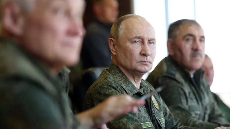 Президент РФ Владимир Путин во время посещения полигона Мулино Президент РФ Владимир Путин во время посещения полигона Мулино