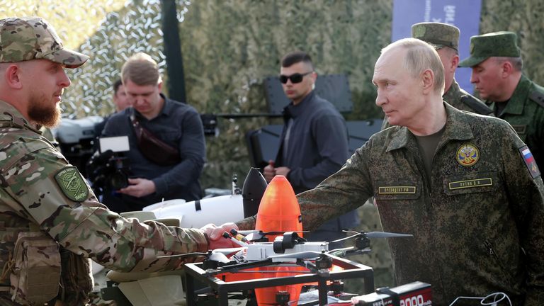 Президент РФ Владимир Путин осматривает вооружение, военную и специальную технику в ходе рабочей поездки в Нижегородскую область Президент РФ Владимир Путин осматривает вооружение, военную и специальную технику в ходе рабочей поездки в Нижегородскую область