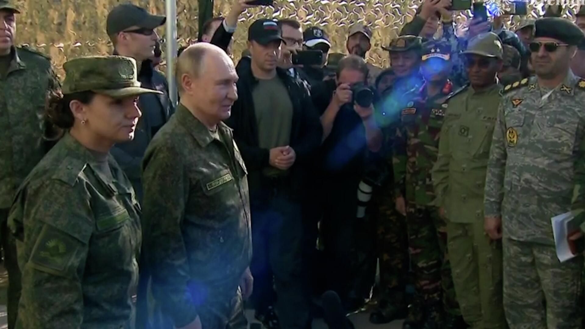 Путин общается с представителями иностранных государств, приглашенных на учения Запад-2025 Путин общается с представителями иностранных государств, приглашенных на учения Запад-2025 - РИА Новости, 1920, 16.09.2025