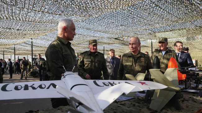 Президент РФ Владимир Путин осматривает вооружение, военную и специальную технику в ходе рабочей поездки в Нижегородскую область