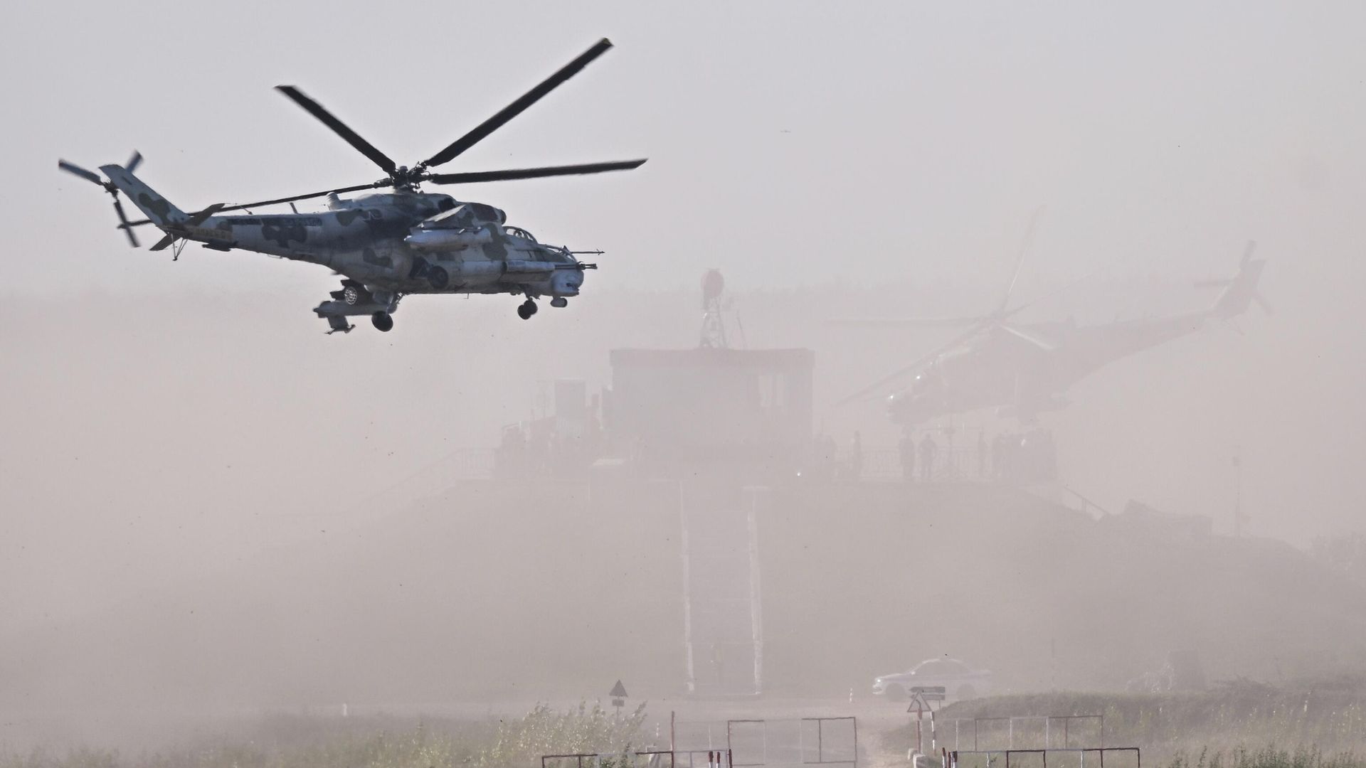 Совместное стратегическое учение России и Белоруссии Запад-2025 в Нижегородской области. Слева: вертолет Ми-24 Совместное стратегическое учение России и Белоруссии Запад-2025 в Нижегородской области. Слева: вертолет Ми-24 - РИА Новости, 1920, 16.09.2025