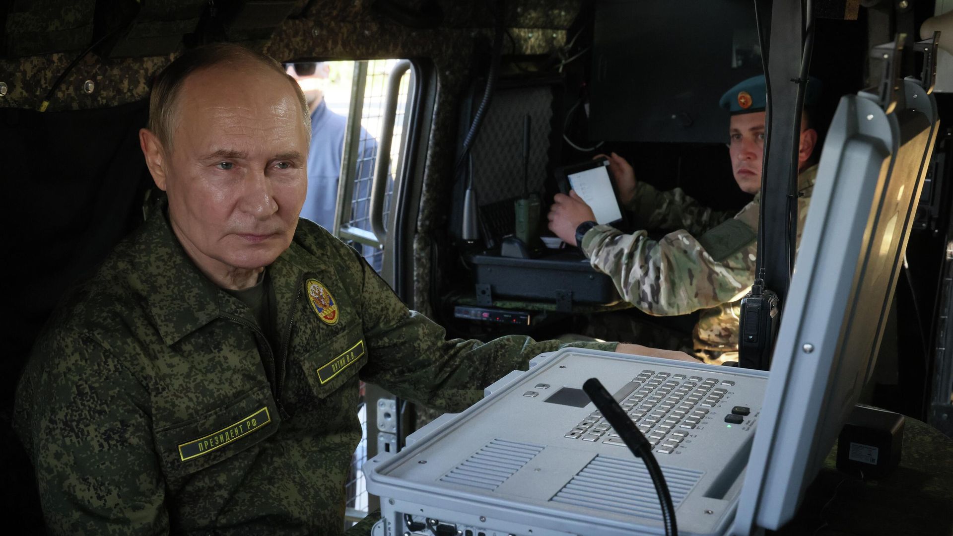 Президент РФ Владимир Путин осматривает военную технику на полигоне в Нижегородской области, где проходит совместное стратегическое учение России и Белоруссии Запад-2025 Президент РФ Владимир Путин осматривает военную технику на полигоне в Нижегородской области, где проходит совместное стратегическое учение России и Белоруссии Запад-2025 - РИА Новости, 1920, 16.09.2025