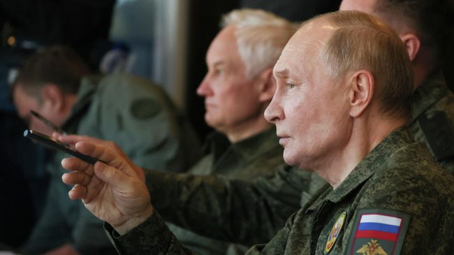 Владимир Путин наблюдает из командного пункта за действиями войск на совместном стратегическом учении России и Белоруссии Запад-2025 в Нижегородской области