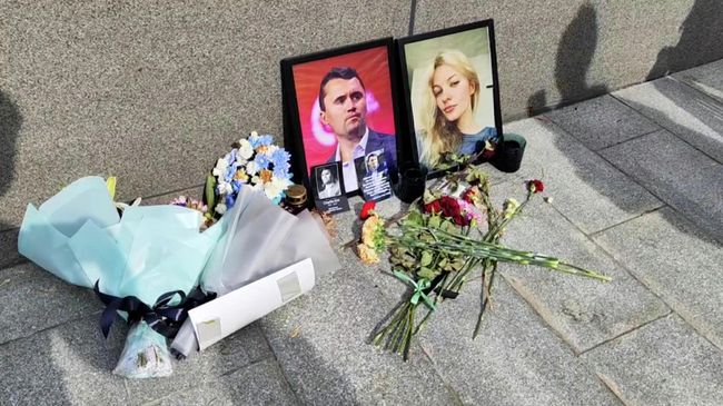 Стихийный мемориал у посольства США в память об убитых Чарли Кирке и Ирине Заруцкой