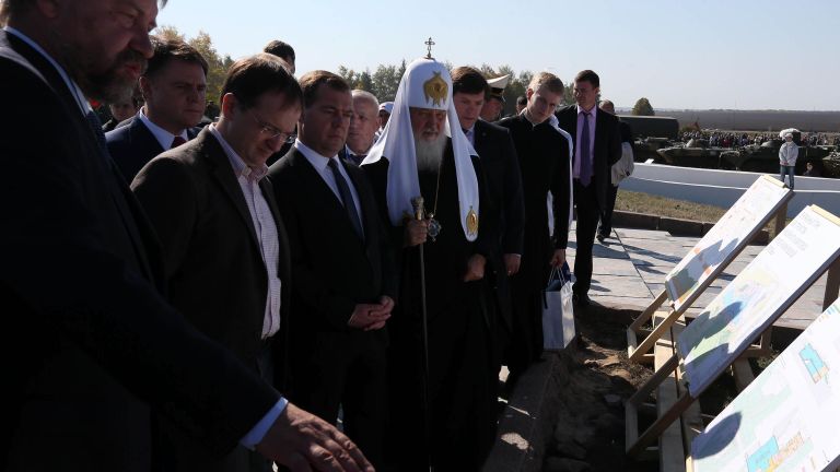 Председатель правительства РФ Дмитрий Медведев у проекта будущего музейного комплекса Поле Куликовской битвы