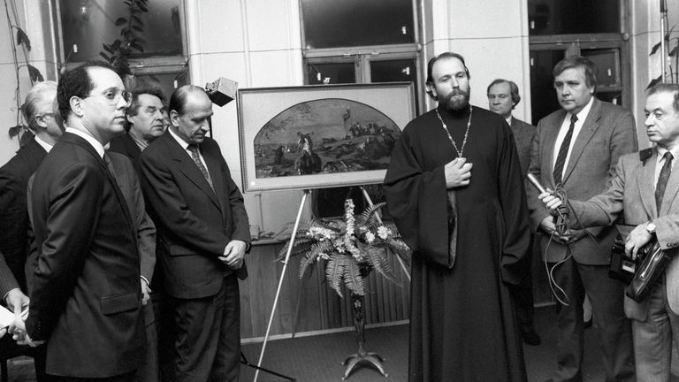 Передача представителями швейцарской фирмы Марк Рич в фонд музея картины Валентина Серова После Куликовской битвы