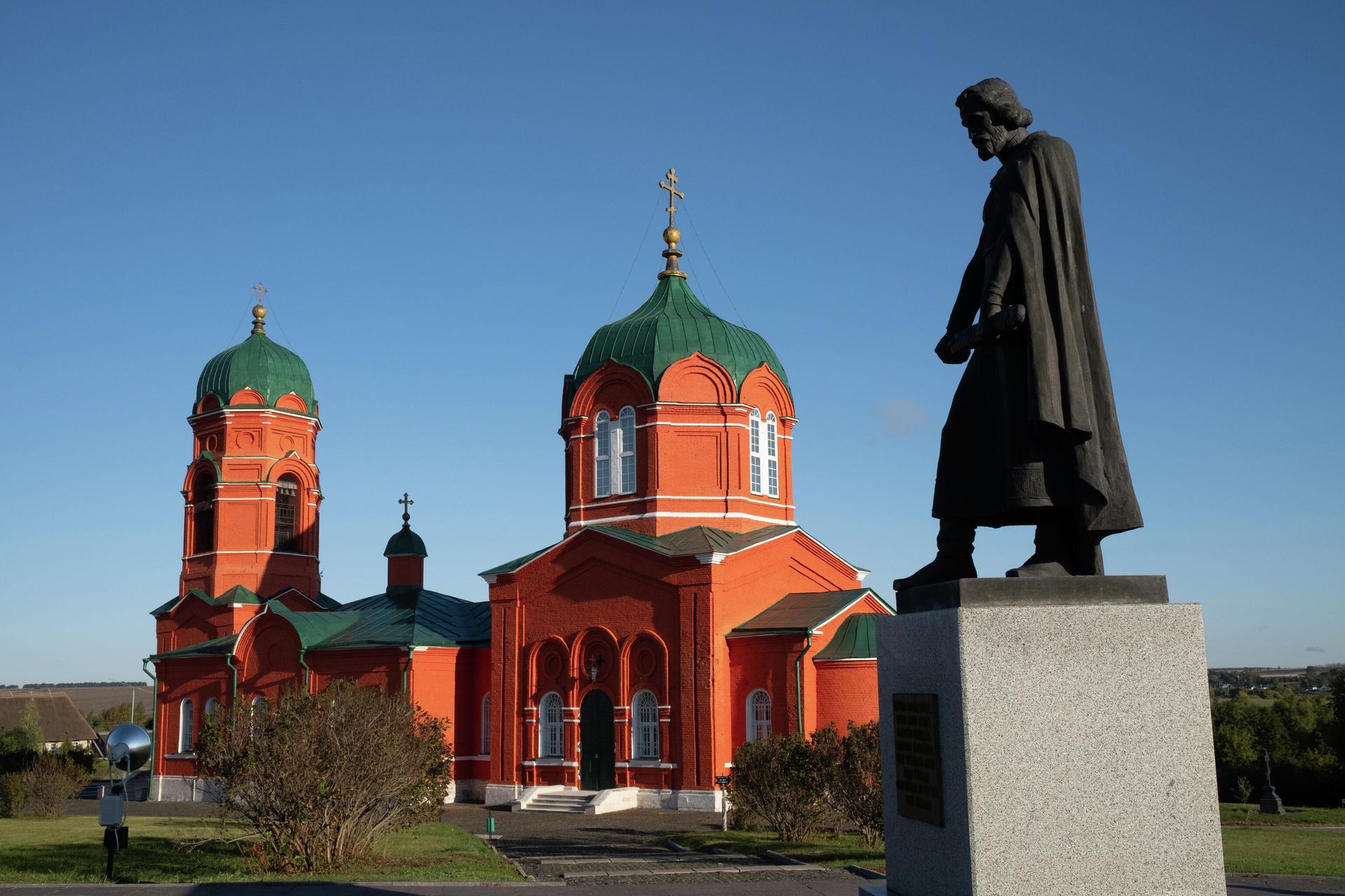 Церковь Рождества Пресвятой Богородицы села Монастырщино и памятник Дмитрию Донскому на территории музея-заповедника Куликово поле Церковь Рождества Пресвятой Богородицы села Монастырщино и памятник Дмитрию Донскому на территории музея-заповедника Куликово поле - РИА Новости, 1920, 09.10.2026