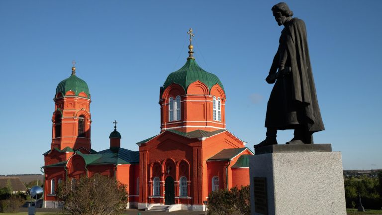 Церковь Рождества Пресвятой Богородицы села Монастырщино и памятник Дмитрию Донскому на территории музея-заповедника Куликово поле
