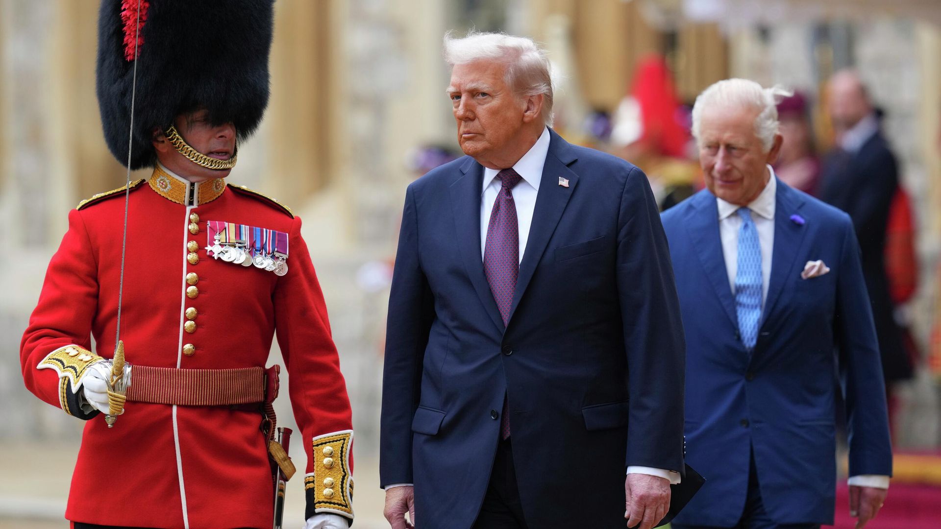 Дональд Трамп и Карл III обходят строй Почётного караула после прибытия в Виндзорский замок в Виндзоре Дональд Трамп и Карл III обходят строй Почётного караула после прибытия в Виндзорский замок в Виндзоре - РИА Новости, 1920, 27.09.2025