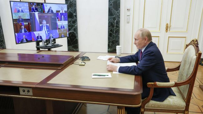 Президент РФ Владимир Путин проводит по видеосвязи совещание с членами правительства РФ