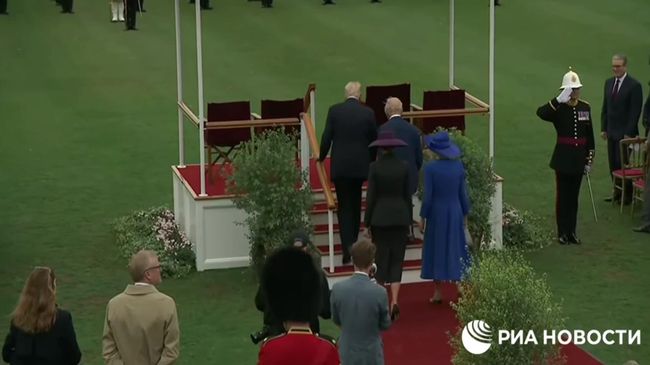 Трамп хлопает по спине короля Карла III