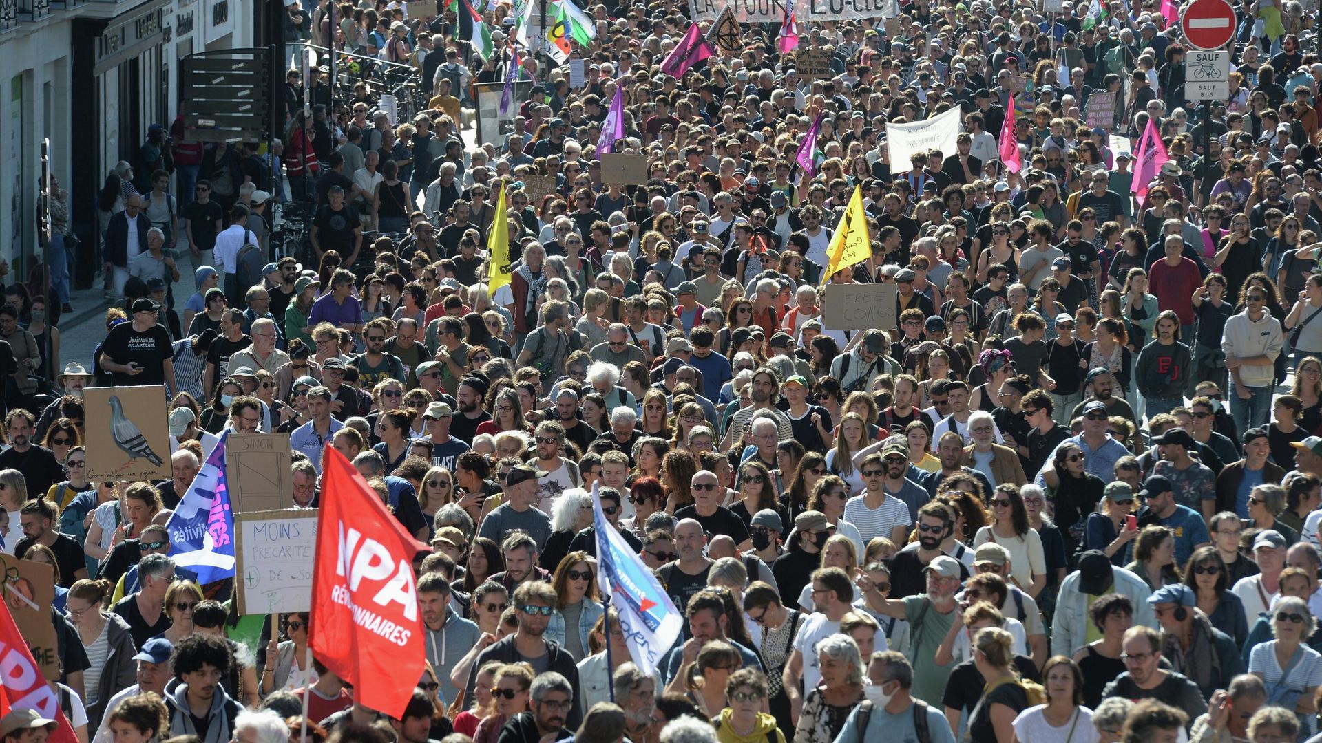 Участники акции протеста, организованной крупнейшими профсоюзами против сокращения бюджета, в Нанте, Франция Участники акции протеста, организованной крупнейшими профсоюзами против сокращения бюджета, в Нанте, Франция - РИА Новости, 1920, 18.09.2025