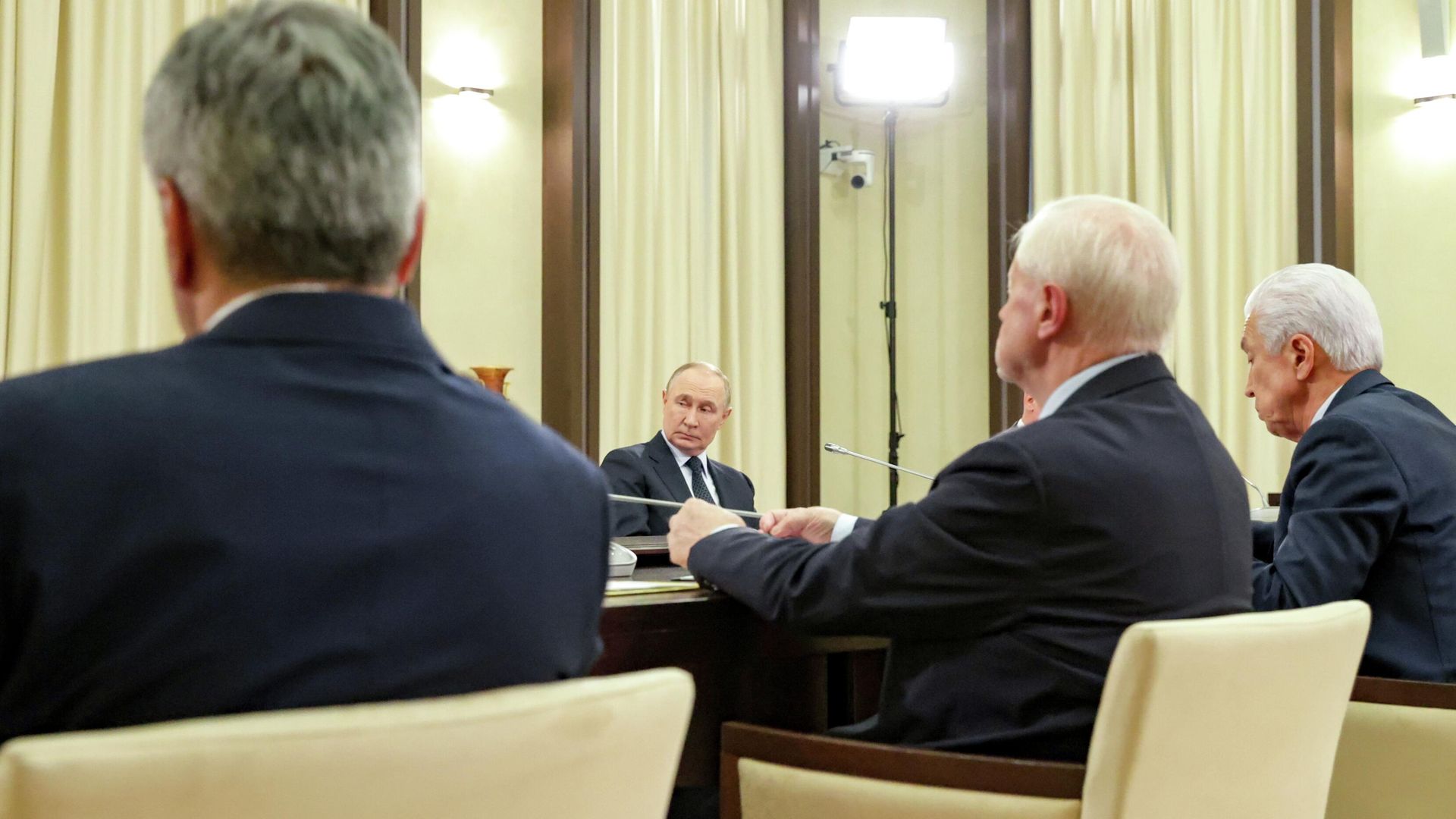 Президент РФ Владимир Путин проводит встречу с руководителями фракций политических партий в Госдуме РФ Президент РФ Владимир Путин проводит встречу с руководителями фракций политических партий в Госдуме РФ - РИА Новости, 1920, 18.09.2025