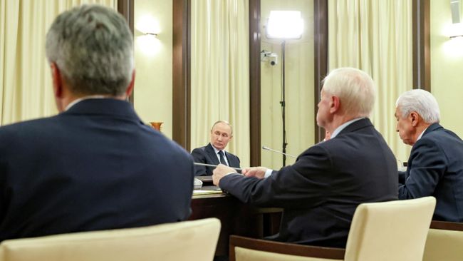 Президент РФ Владимир Путин проводит встречу с руководителями фракций политических партий в Госдуме РФ