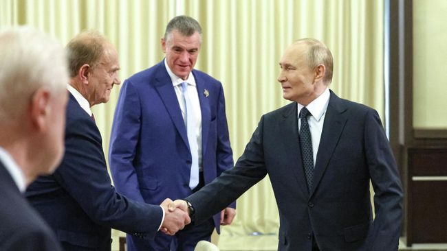 Президент РФ Владимир Путин проводит встречу с руководителями фракций политических партий в Госдуме РФ