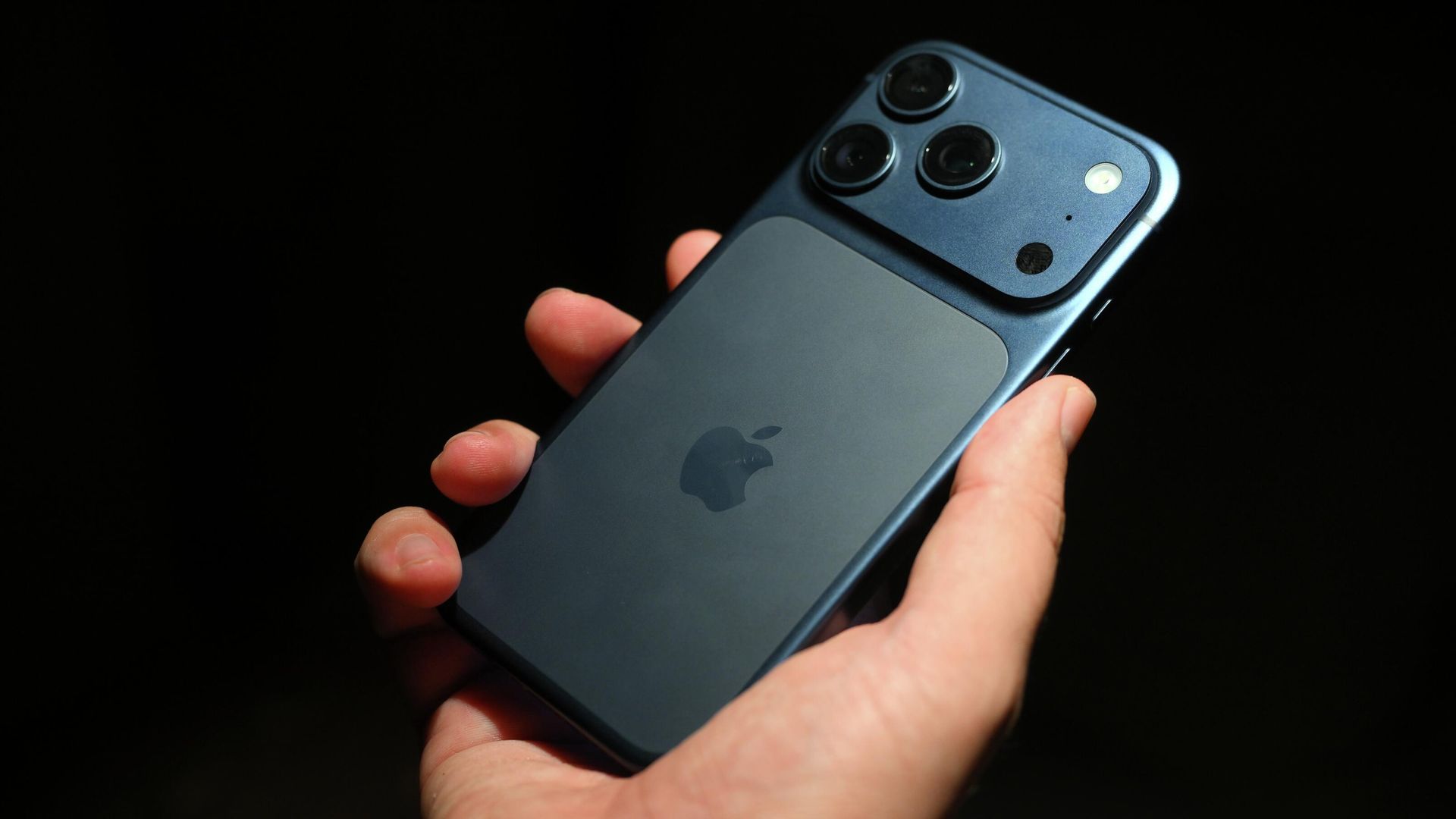 Смартфон компании Apple Смартфон компании Apple - РИА Новости, 1920, 01.07.2026