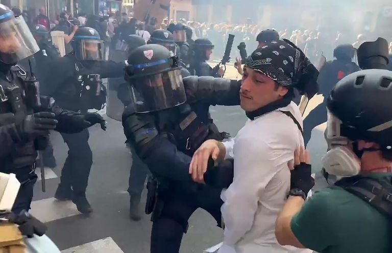 Полицейские во время акции протеста на одной из улиц в Париже Полицейские во время акции протеста на одной из улиц в Париже