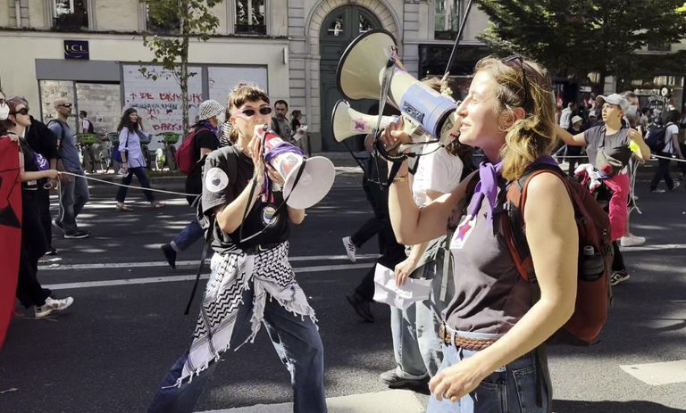 Участники акции протеста на одной из улиц в Париже Участники акции протеста на одной из улиц в Париже