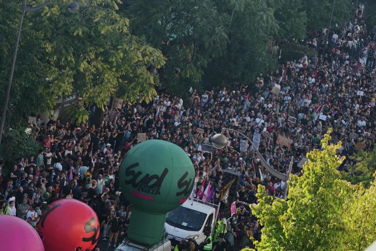 Акции протеста, организованные крупнейшими профсоюзами против сокращения бюджета, в Париже Акции протеста, организованные крупнейшими профсоюзами против сокращения бюджета, в Париже