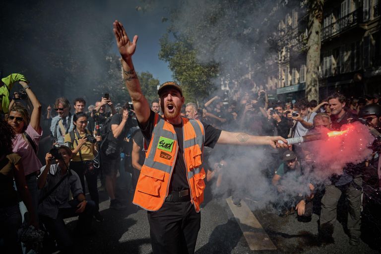 Член Профсоюза железных дорог во время акции протеста в Париже Член Профсоюза железных дорог во время акции протеста в Париже
