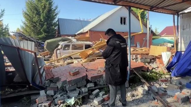 Сотрудник СК на месте обрушения гаража в Ханты-Мансийском автономном округе. Кадр видео