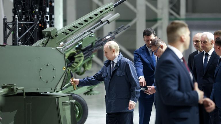 Президент РФ Владимир Путин во время осмотра экспозиции образцов вооружений и военной техники на территории ПАО Мотовилихинские заводы в Перми Президент РФ Владимир Путин во время осмотра экспозиции образцов вооружений и военной техники на территории ПАО Мотовилихинские заводы в Перми