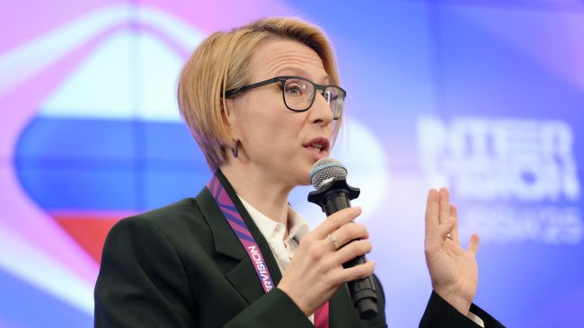 Комментатор международного музыкального конкурса Интервидение Яна Чурикова отвечает на вопросы журналистов во время пресс-конференции на территории инновационного центра Сколково в Москве