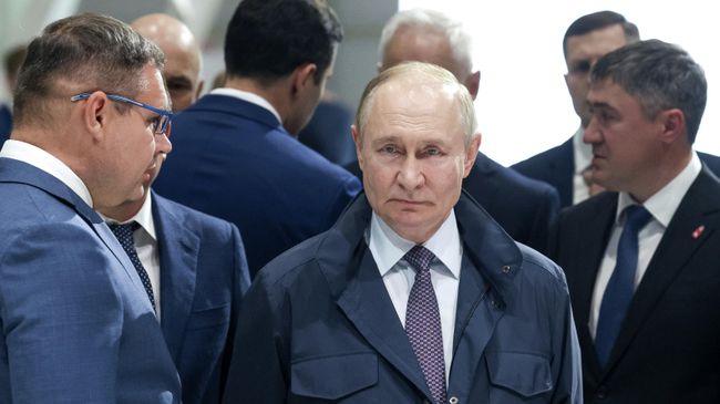 Президент РФ Владимир Путин во время осмотра экспозиции образцов вооружений и военной техники на территории ПАО Мотовилихинские заводы в Перми