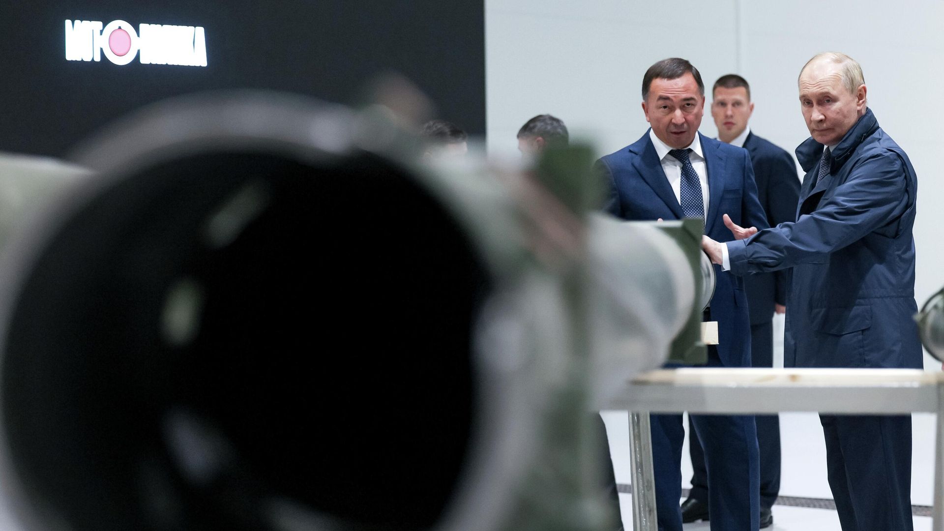 Президент России Владимир Путин во время осмотра экспозиции образцов вооружений и военной техники на территории ПАО Мотовилихинские заводы в Перми Президент России Владимир Путин во время осмотра экспозиции образцов вооружений и военной техники на территории ПАО Мотовилихинские заводы в Перми - РИА Новости, 1920, 19.09.2025